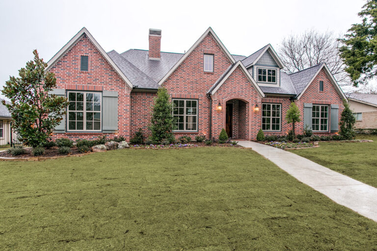 Grandview-Traditional-Front-Yard1