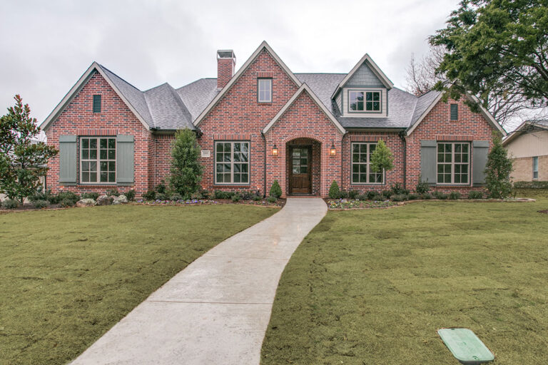 Grandview-Traditional-Front-Yard2